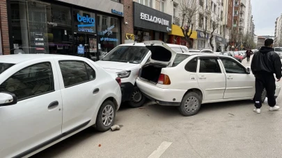 Eskişehir&#8217;de Bir Sürücü Duran İki Araca Çarptı