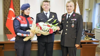 Eskişehir &#8216;de Jandarma Personelleri Polisleri Kutladı