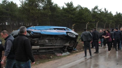 Eskişehir&#8217;de Bir Otobüs Jandarma Aracına ve Minibüse Çarptı