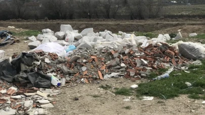 Eskişehir&#8217;de Molozlar Çevre Kirliğine Neden Oluyor