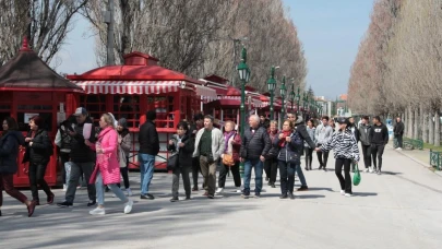 Eskişehir&#8217;de Güzel Hava Sazova&#8217;yı Doldurdu