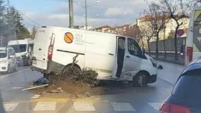 Eskişehir&#8217;de Kavşakta Maddi Hasarlı Kaza