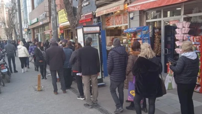 Eskişehir&#8217;de İftar Saatinde Meşhur Tatlı Kuyrukları