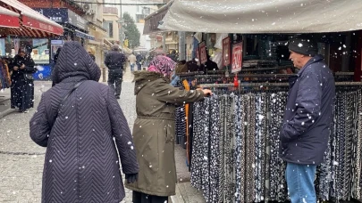 Eskişehir&#8217;de Kara Rağmen Alışveriş Kalabalığı