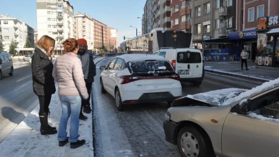 Eskişehir&#8217;de Buzlanan Yolların Sonucunda Kaza