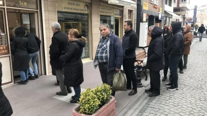 Eskişehir&#8217;de Soğuk Havaya Rağmen Helva Kuyruğu