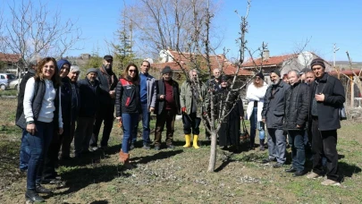 Eskişehir&#8217;deki Çiftçilere Meyve Ağaçlarında Aşılama Kursu