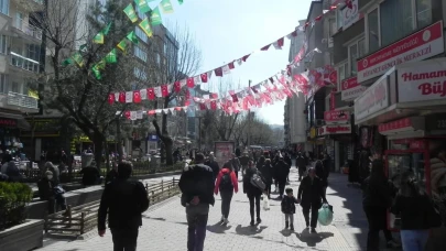 Vatandaşlar Güneşli Havanın Tadını Çarşıda Çıkardı