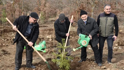 Üç Emekliden Fidan Bağışı