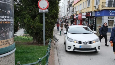 Çarşıdaki Vatandaşlar Araçlardan Şikayetçi