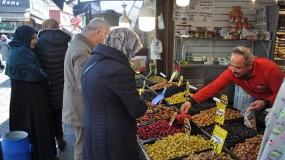 Halk Zeytin Tezgâhlarının Önünde Kalabalık Oluşturdu