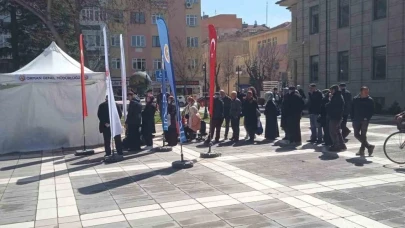 Valilik Binası Önünde Vatandaşlara fidan dağıtıldı.