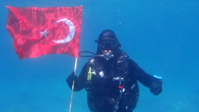 Eskişehirli Dalgıçlar Su Altında Bayrak Açtılar