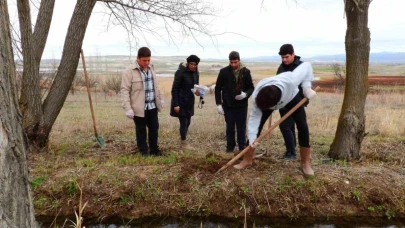 Kuluçkaya yatan kuşlar için 125 söğüt fidanı dikildi