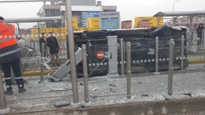 Tramvay Durağına Çarpan Minibüs Ulaşımı Aksattı