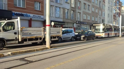 Tramvay yolunda meydana gelen trafik kazası şehir içi ulaşımda aksamaya neden oldu