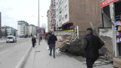 Rüzgârın etkisiyle devrilen tahta duvarlar kaldırılmayı bekliyor