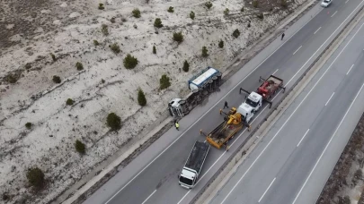 Kimyasal madde yüklü tırın devrildiği kazada büyük panik yaşandı