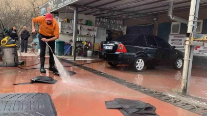 Araçlardaki depremin tozlu izlerini ücretsiz temizliyor