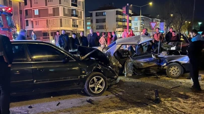 Hurdaya dönen Tofaş’ın içindeki 4 kişi yaralandı, diğer aracın sürücüsü kaza yerinden kaçtı