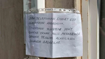 Sınava giren öğrencinin telefonunu emanet alıp geri veremeyen vatandaş okul kapısına not bıraktı