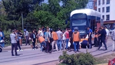 Tramvayın altına giren motosiklet sürücüsü güçlükle kurtarıldı