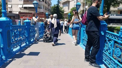 Bayram tatilini fırsat bilen vatandaşlar çarşıya akın etti