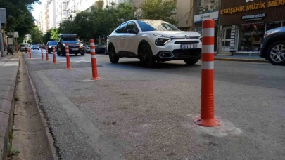 Atatürk Caddesi’ne konulan dubalar tartışma konusu oldu