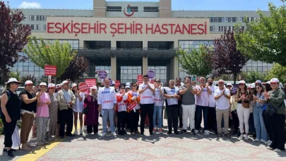 Sendika Sözcüleri Hastane Çalışanlarının Haklarını Almak İçin Eylemde