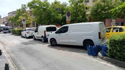 Esnaflar Mal İndirmek İçin Park Yeri Bulamayınca Yol Ortasında Durdu