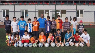 Tepebaşı Futbol Yaz Okulu'nda Çocuklar Futbol Öğreniyor