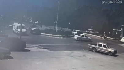 Otomobiliyle En Son Cenaze Aracına Çarpıp Lastikçiye Girdi