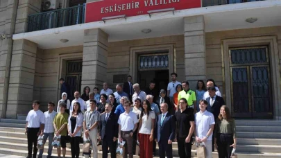 Vali Aksoy YKS'de İlk 100'e Giren Öğrencileri Ödüllendirdi