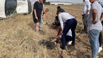 Şarampole devrilen otomobildeki yaralılara, düğün konvoyundakiler yardım etti