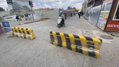 Asarcıklı Caddesi'ndeki Çöken Yol Esnafı Mağdur Etti