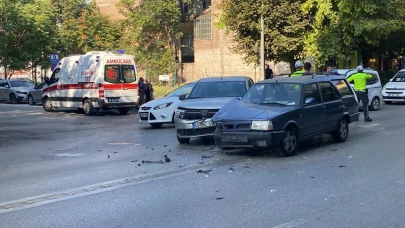 Eskişehir'de İki Otomobil Çarpıştı: 1 Yaralı