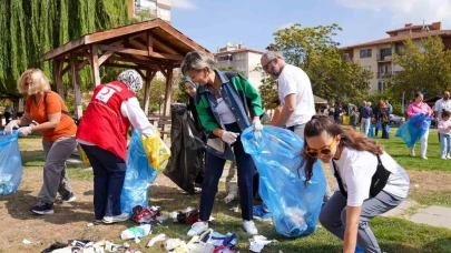 Doğaseverler, Dünya Temizlik Günü’nde çöp topladı