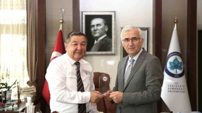 ESVAK’tan ESOGÜ Rektörü Prof. Dr. Kamil Çolak’a plaket takdimi