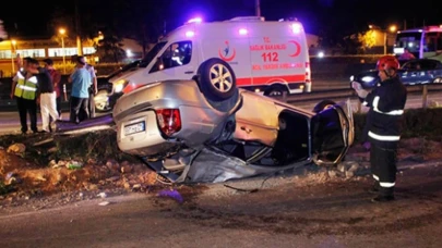 Yön levhasına çarpan otomobil takla attı: 2 ölü, 1 yaralı