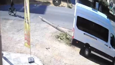 5 Metrelik Direği Devirdi, Bisiklet Sürücüsü Son Anda Kurtuldu