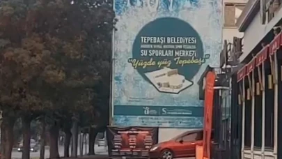 Aracıyla defalarca çarparak eğlence mekanının camını çerçevesini indirdi