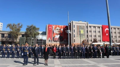 29 Ekim İçin Eskişehir Valiliği Atatürk Anıtı Önünde Çelenk Töreni Düzenlendi