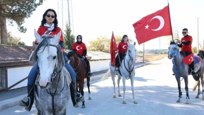 Cumhuriyet Bayramı’nı ata binerek kutladılar