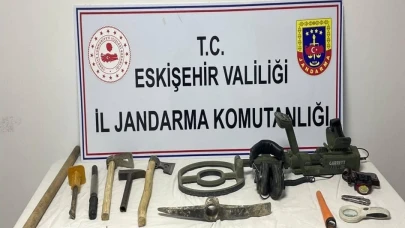 Eskişehir’de Jandarma Ekiplerince Kaçak Kazıya Yönelik Gerçekleştirilen Çalışmada 4 Şüpheli Suçüstü Yakalandı.