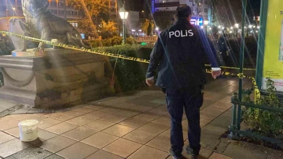 Yanlış Anlaşılma Yüzünden Cadde Ortasında Bıçaklanan Genç Ağır Yaralandı