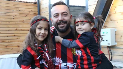 Eskişehirsporlu Baba, Kızının Doğum Gününü Maçta Kutladı