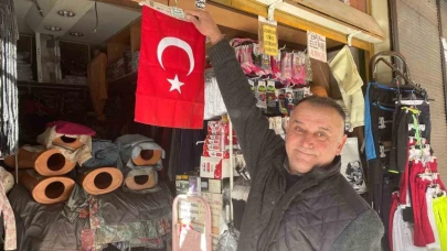 10 Kasım’da dükkanlar Türk bayraklarıyla donatıldı