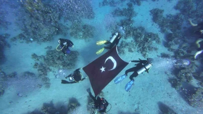 Mısır’a gidip Türk bayrağını saat 09.05’te suyun altında dalgalandırdılar