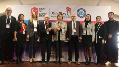 Eskişehir Fair Play Anneleri Projesi'nde Ayşe Ünlüce'ye "Yılın Fair Play Annesi Ödülü" Verildi