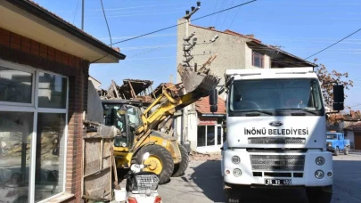 İnönü’de Tehlike Saçan Metruk Bina Yıkıldı